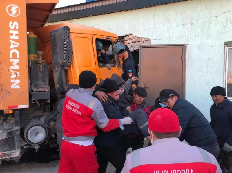 Qyzylordada kólikke qysylyp qalǵan júrgizýshi qutqaryldy
