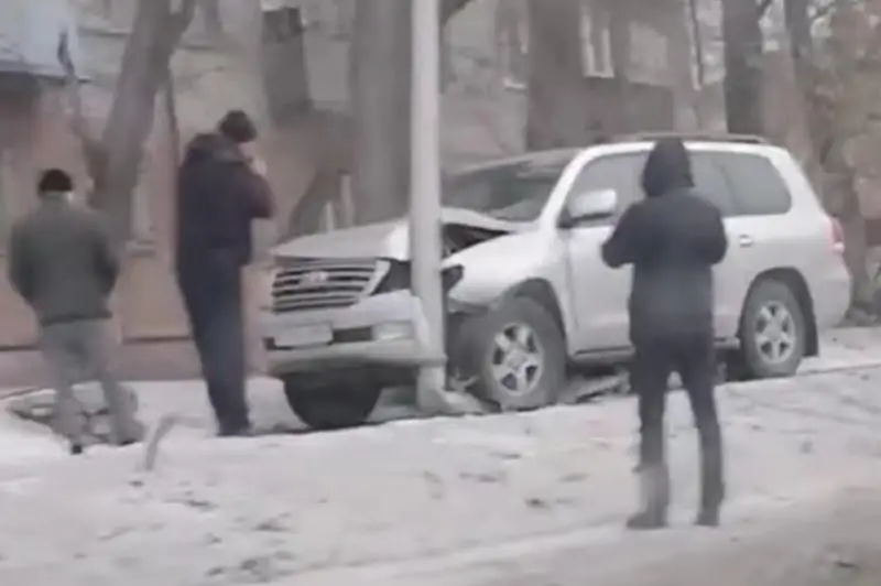 Автомобиль врезался в опору освещения в Семее