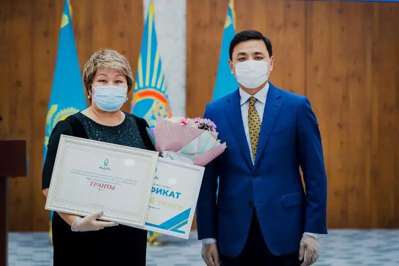 По 1 млн тенге и гранты: Алтай Кульгинов поздравил учителей с профессиональным праздником