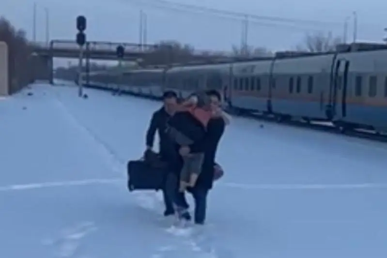 В ЗКО сотрудник транспортной полиции спас роженицу