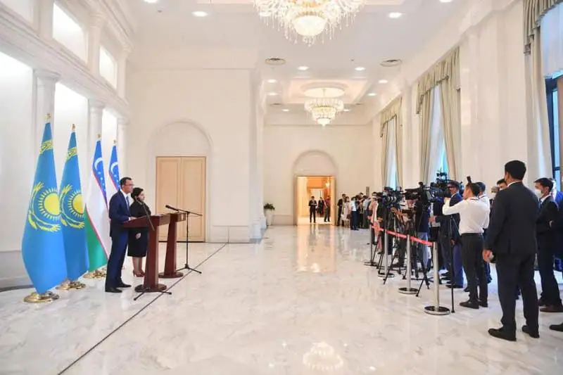 Qazaq-ózbek baılanysy barlyq salada jańa bıikke kóterilýde – Máýlen Áshimbaev