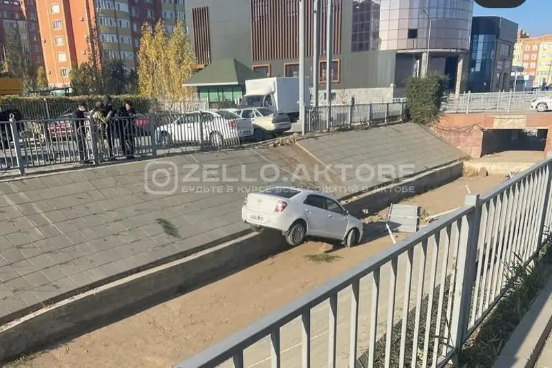 Две машины упали в водный канал в Актобе