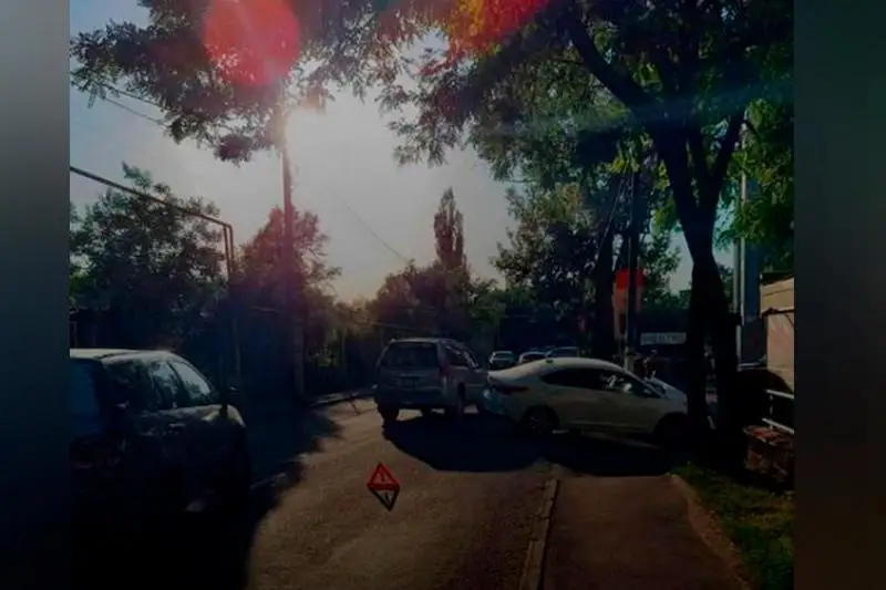 Водитель сбил двух девушек в Алматы