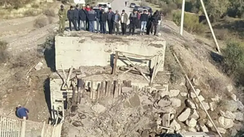 Osh oblysynda júk kóligin kótere almaǵan kópir opyryla qulady