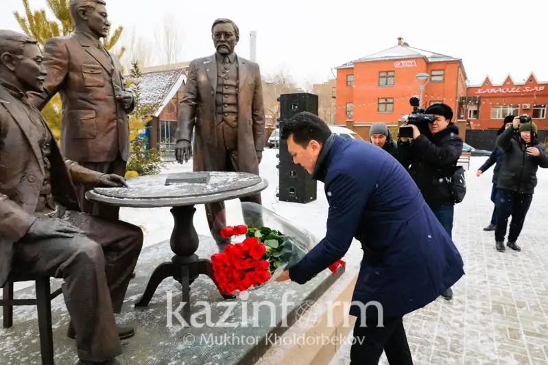 Представители казахской интеллигенции возложили цветы к памятнику «Деятелям Алаш»