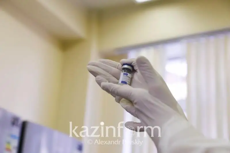 Зачем нужны две прививки от COVID-19, рассказала врач из Алматы