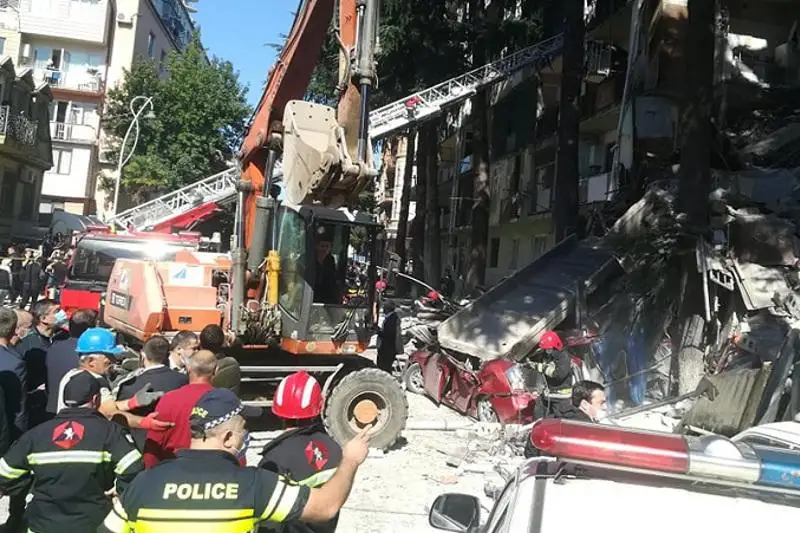 Жилой дом обрушился в Батуми, есть жертвы