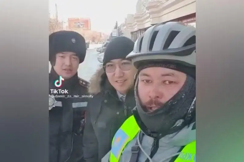 Казахстанский велопутешественник Дамир Кушеев поблагодарил костанайскую полицию через TikTok