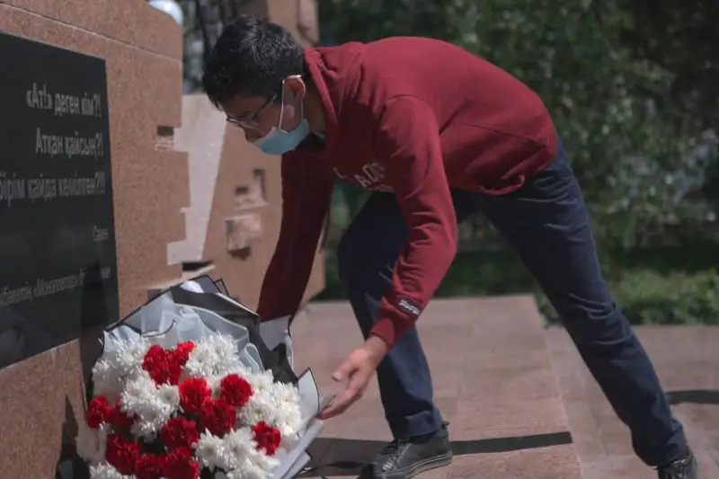 Участники проекта «Медаль Елбасы» почтили память жертв политических репрессий и голода