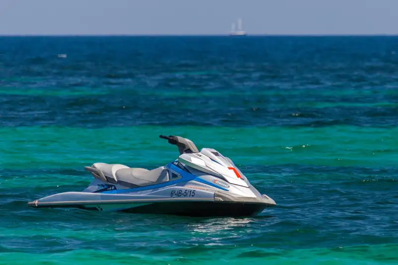 Гидроцикл врезался в отдыхающих на Алаколе, погиб мужчина