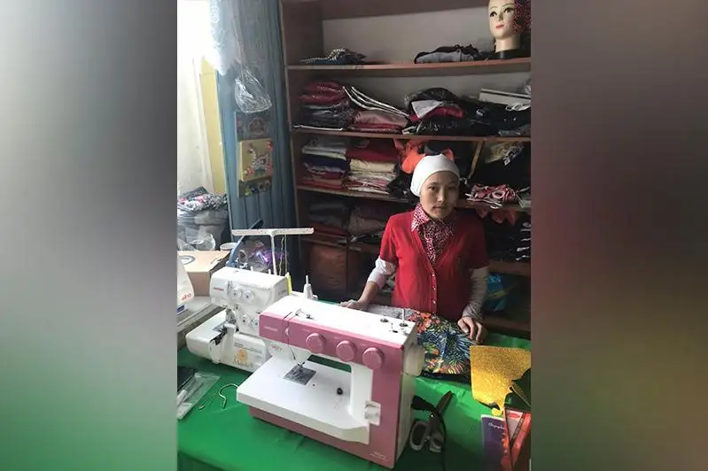 Táýelsizdik qurdasy: Aqmolalyq turǵyn kıim tigip, bıznesin damytýda