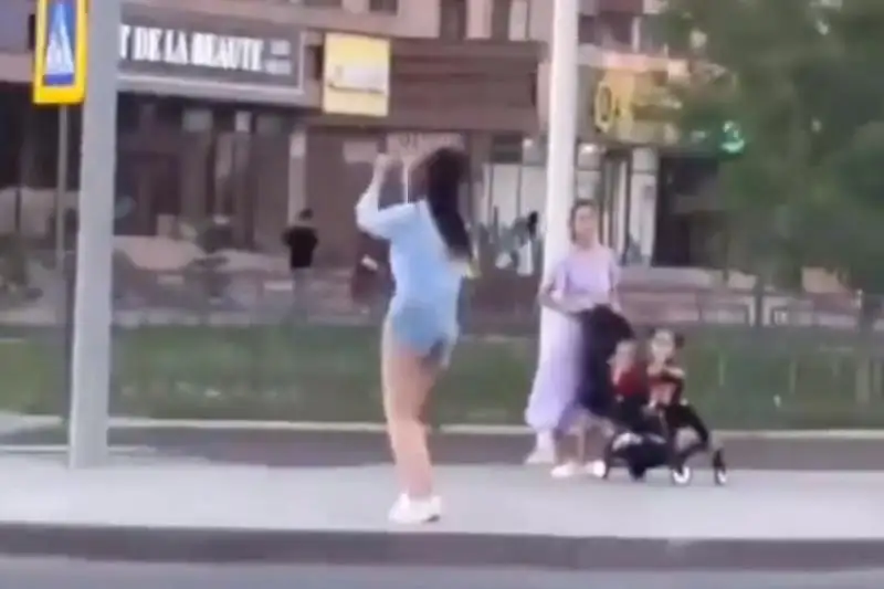 Танцующая на перекрестке: столичные полицейские провели беседу с девушкой