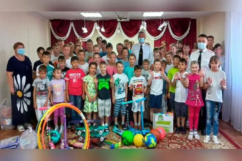 Праздник для воспитанников акмолинского детдома устроили транспортные полицейские