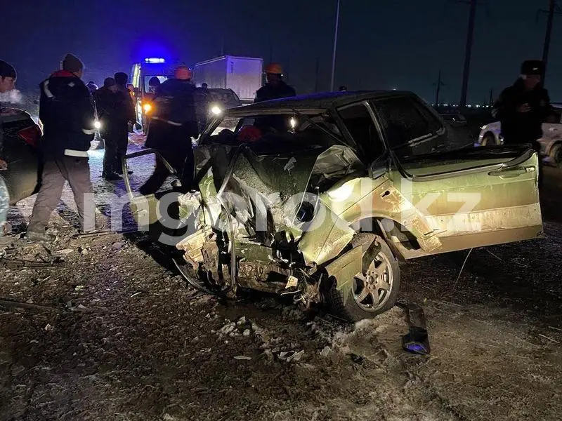 Пять человек пострадали при столкновении автомобилей в Уральске