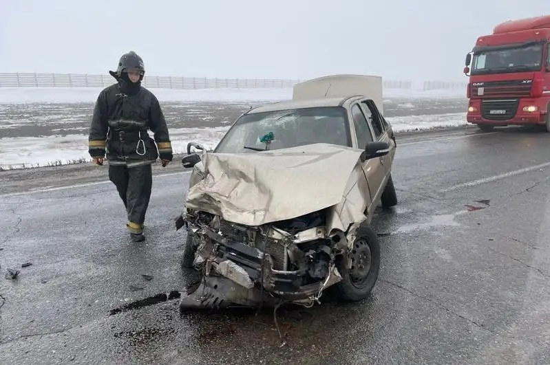 Две легковые автомашины и грузовик столкнулись на трассе в Актюбинской области