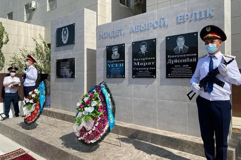 Jańaózende qyzmet barysynda qaza bolǵan polıtseılerge eskertkish taqta ortatyldy