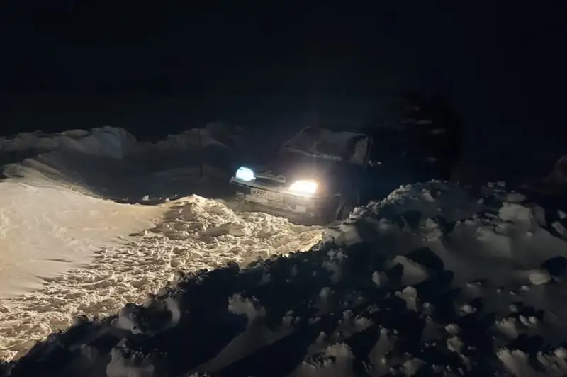 Четырех человек спасли в непогоду на дорогах ВКО