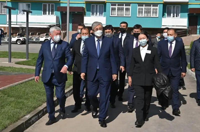 Prezıdent Bıologııalyq qaýipsizdik problemalary ǴZI qyzmetkerlerine arnalǵan jańa turǵyn úılerdi aralap kórdi