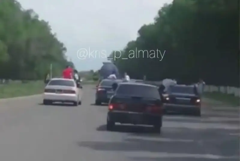 Веселый кортеж выпускников сняли на видео в Алматинской области