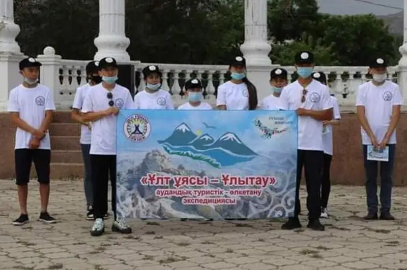 Школьники Улытауского района отправились в экспедицию по сакральным местам