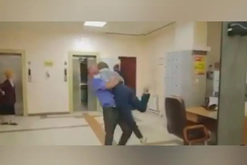 Алматыда күзетші журналисті әкімдіктен көтеріп алып, күштеп шығарып жіберді