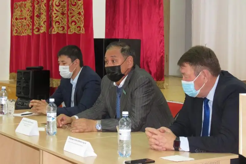 Сенатор Гумар Дюсембаев отчитался перед жителями Атырауской области