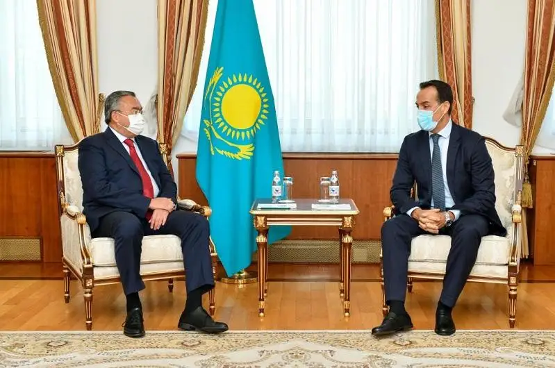 Глава МИД принял иностранных послов