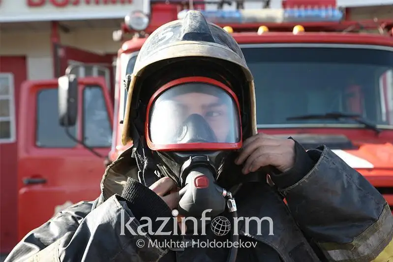 Жителей девятиэтажного дома в Костанае эвакуировали из-за сильного задымления