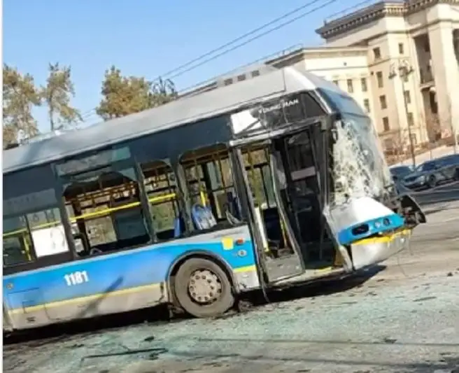 Автобус столкнулся с троллейбусом в Алматы: семь человек пострадали