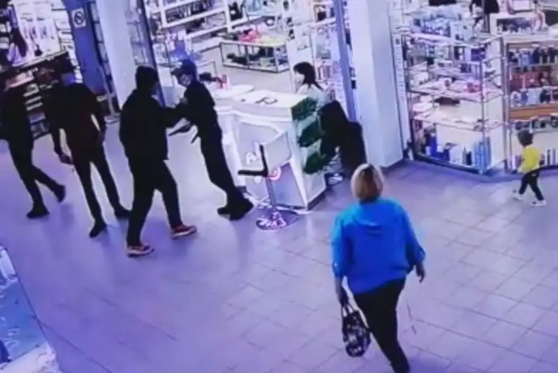 Мужчина избил подростка из-за очереди в магазине в Щучинске