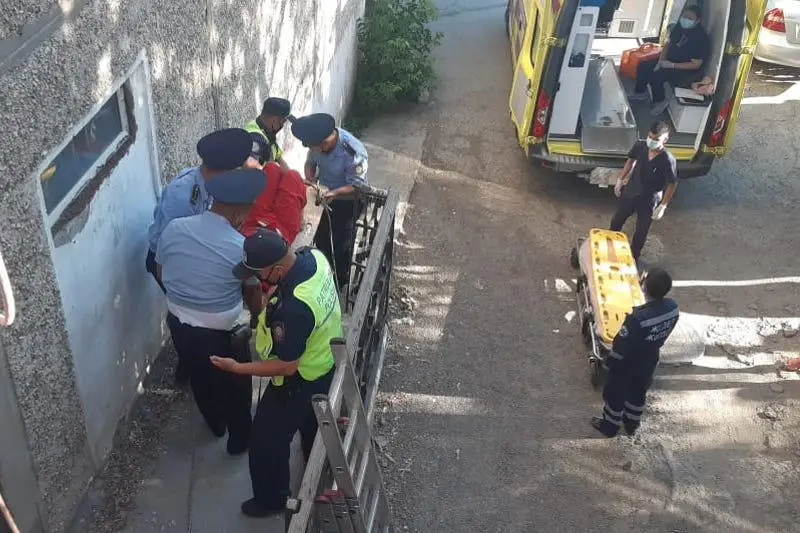 Semeıde 24 jastaǵy boıjetken tórtinshi qabattyń terezesinen qulap ketti