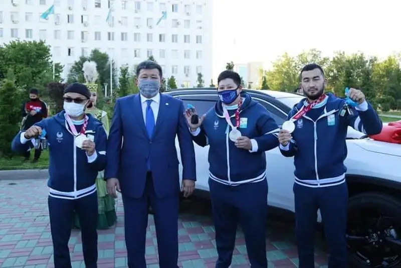 Atyraýda Paralımpıada júldegerlerine kólik pen páter kilti tapsyryldy