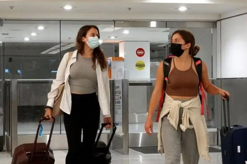 Коронавирус: США пустят всех привитых, итальянские докеры протестуют против «зеленых паспортов»