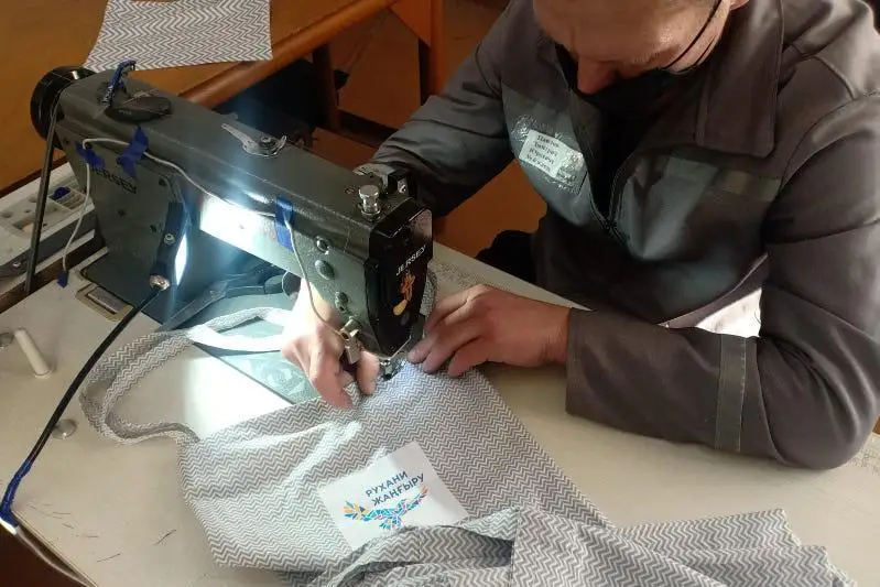 Осуждённые колонии Павлодара испекли хлеб и сшили 200 эко-сумок для бесплатной раздачи горожанам