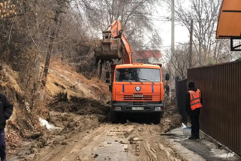 Сход грунта произошел в Алматы