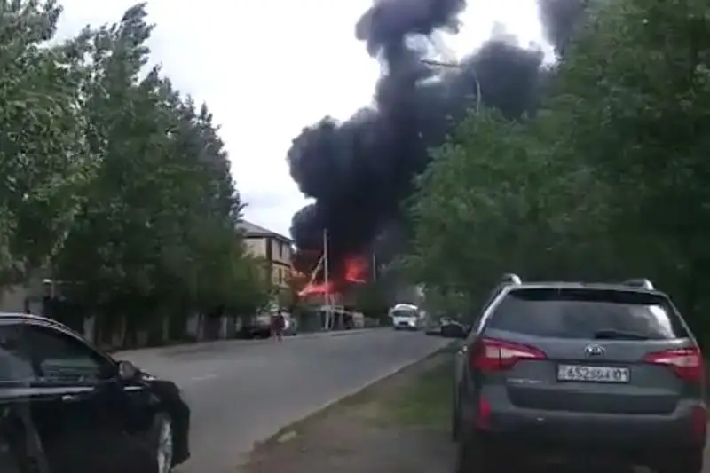 Двух людей спасли при пожаре в столице