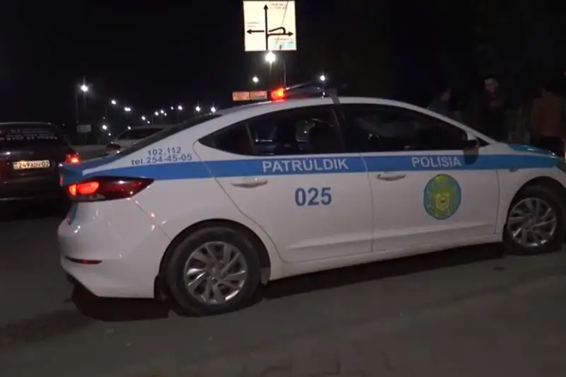 Almatyda pyshaq ustaǵan úsh adam kólikterdiń tóbesine shyǵyp alyp sekirgen