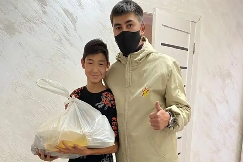 Малообеспеченным семьям раздали продуктовые корзины в Нур-Султане