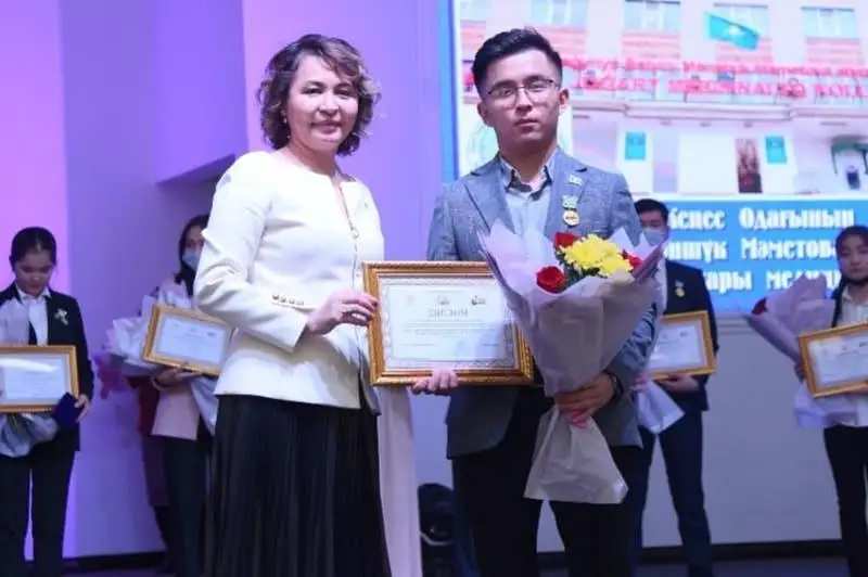 Лучших представителей актюбинской молодежи наградили к юбилею Независимости