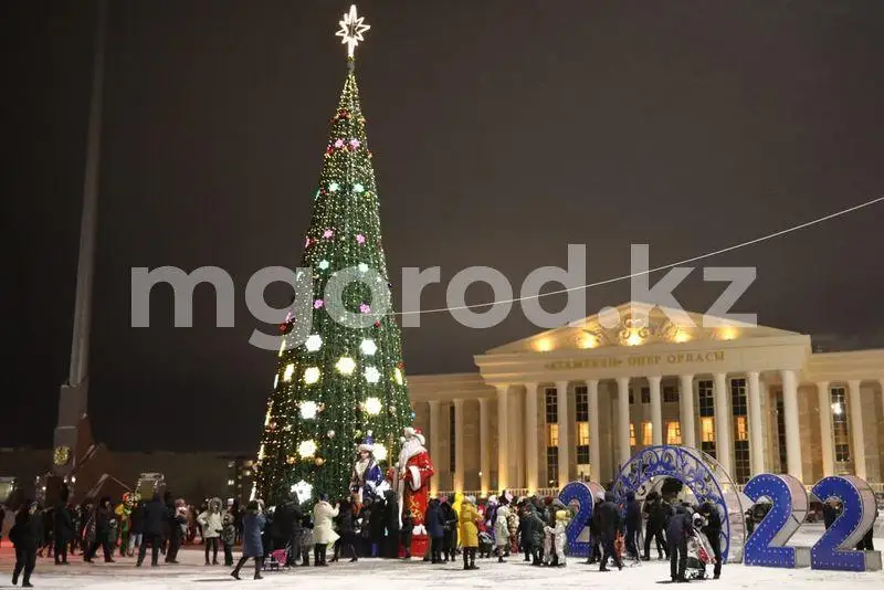 В Уральске зажгли главную новогоднюю ёлку