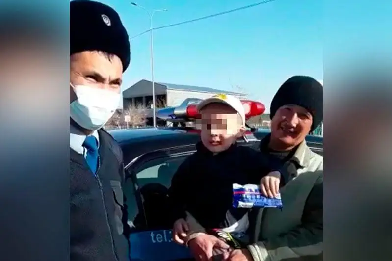 Полицейские вернули родителям пропавшего четырехлетнего малыша в  Туркестанской области