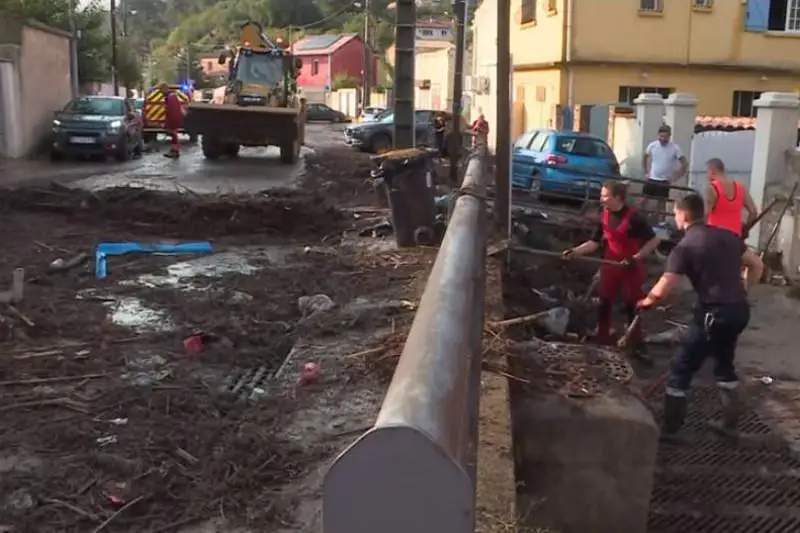 Жители Марселя наводят порядок после наводнения