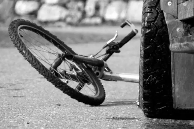 Aqtóbede júk kóliginiń astynda qalǵan velosıpedshi kóz jumdy