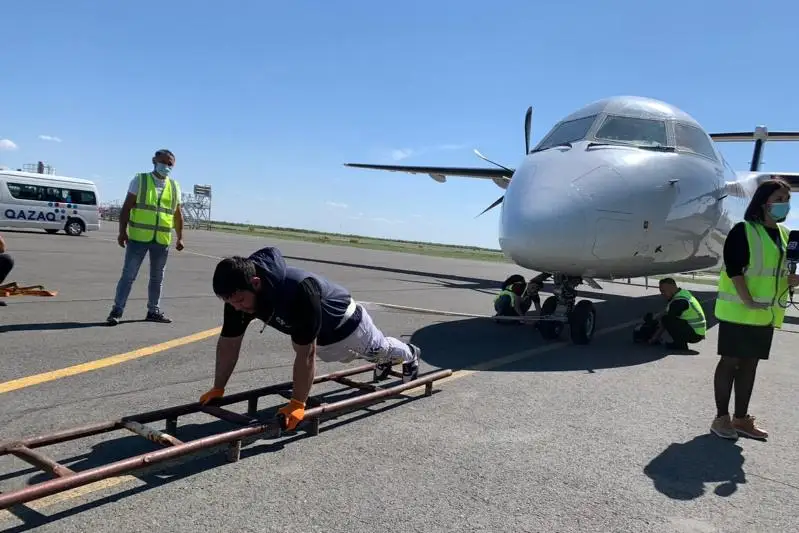 Протащить 26-тонный самолет: попытка побить рекорд не удалось казахстанцу