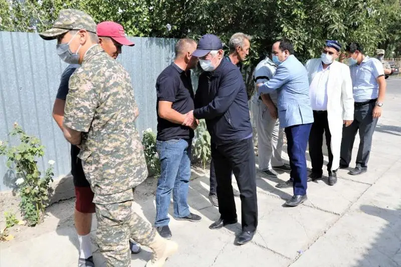 Ermekbaev pen Saparbaev jarylys saldarynan qaza tapqandardyń  otbasylaryna bardy