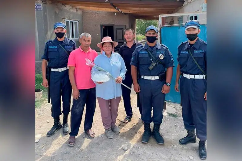 Гвардейцы поздравили с Днём Конституции жителей в зоне ЧС Жамбылской области