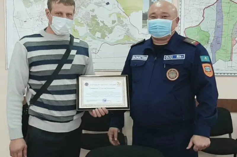 Жителя Семея наградили за спасение ребенка при пожаре