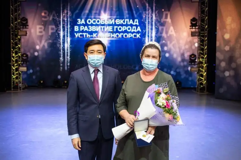 Táýelsizdiktiń 30 jyldyǵy: Óskemende eńbegi eren qala turǵyndary marapattaldy