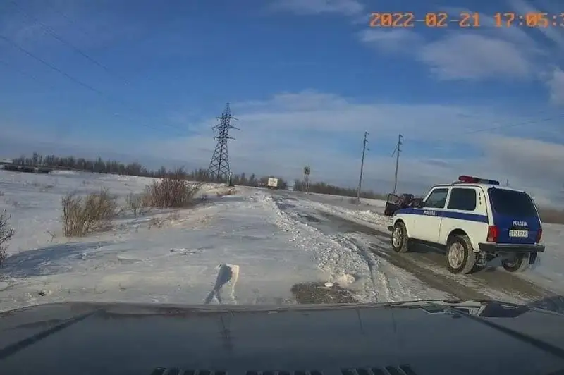 Вытащить машину из снега помогли жителю Кокшетау полицейские