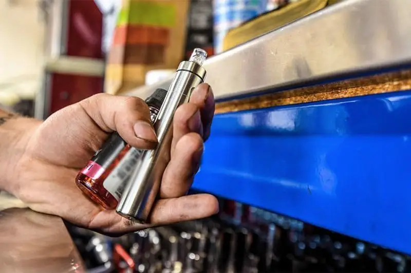 Besinshi synyptyń oqýshylary tartyp júr: Máslıhat depýtaty elektrondy temeki týraly